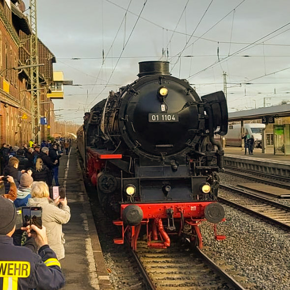 Dampflokomotive 01 1104 bei der Einfahrt in Eichenberg in in Richtung Erfurt mit dem Sonderzug der des VEV.